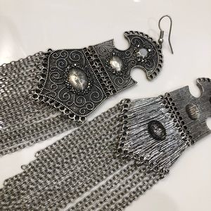 Vintage style dangling earrings